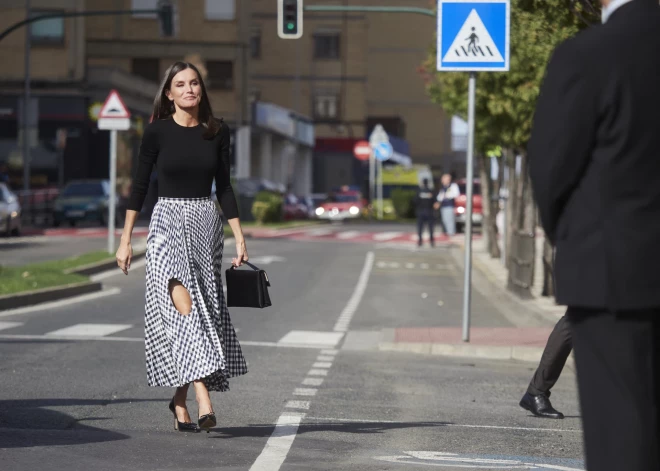 Королева Летиция подверглась критике в юбке H&M с вырезом в виде дырки