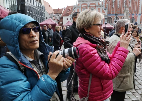 Latvijas Republikas Neatkarības atjaunošanas dienā notiek tautastērpu gājiens "Uzvelc savu tautas tērpu par godu Latvijai!" no Rātslaukuma uz Brīvības laukumu.