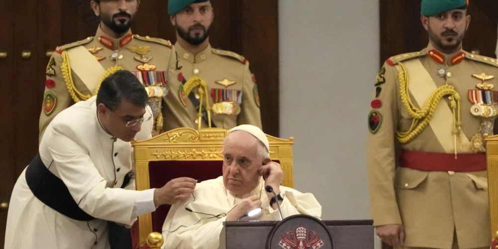 Katoļu baznīcas galva pāvests Francisks ceturtdien vizītē Bahreinā aicinājis nepārkāpt cilvēktiesības un ievērot ticības brīvības principu.