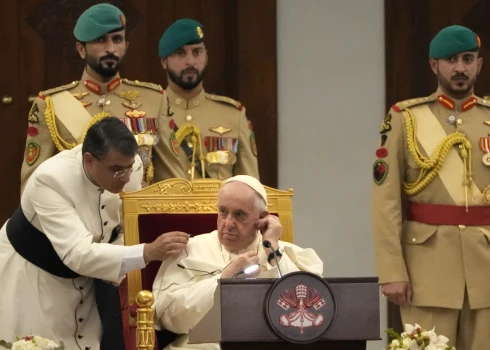 Katoļu baznīcas galva pāvests Francisks ceturtdien vizītē Bahreinā aicinājis nepārkāpt cilvēktiesības un ievērot ticības brīvības principu.