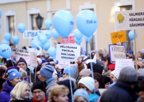 Pedagogu protests pie Saeimas ēkas 2019. gadā.