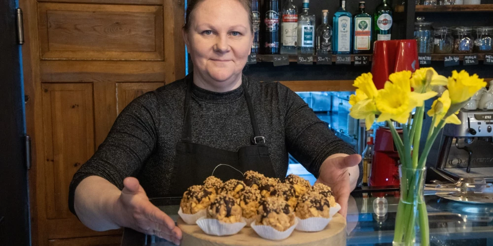 “Nekad dzīvē nebiju iedomājusies, ka kādreiz katru dienu cepšu kūkas,” saka Liene Otaņķe. 