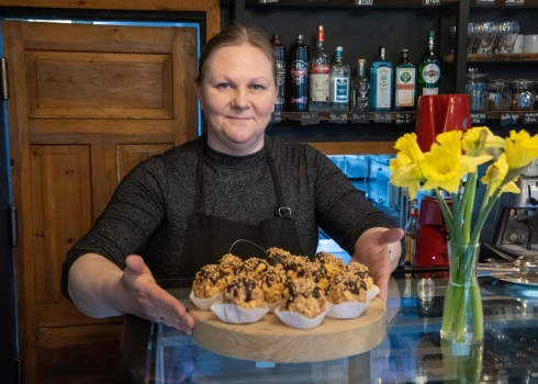 “Nekad dzīvē nebiju iedomājusies, ka kādreiz katru dienu cepšu kūkas,” saka Liene Otaņķe. 