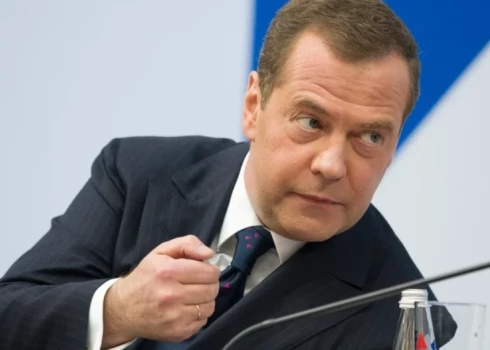 Medvedevs publicē kārtējo dīvaino ierakstu, kurā piemin "nacistus narkomānus" un "rukšķošas cūciņas"