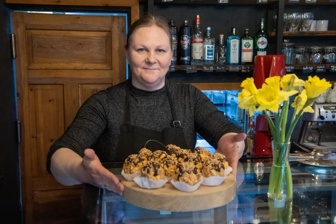 “Nekad dzīvē nebiju iedomājusies, ka kādreiz katru dienu cepšu kūkas,” saka Liene Otaņķe. 