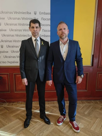 Latvijā netrūkst cilvēku, kuri jau mēnešiem ilgi visos iespējamajos veidos palīdz kara plosītajai Ukrainai.