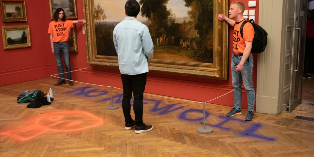 Vides aktīvisti Romā ar zupu aplējuši van Goga gleznu
