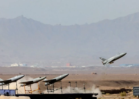 Irāna militārjās mācībās testē savus dronus.