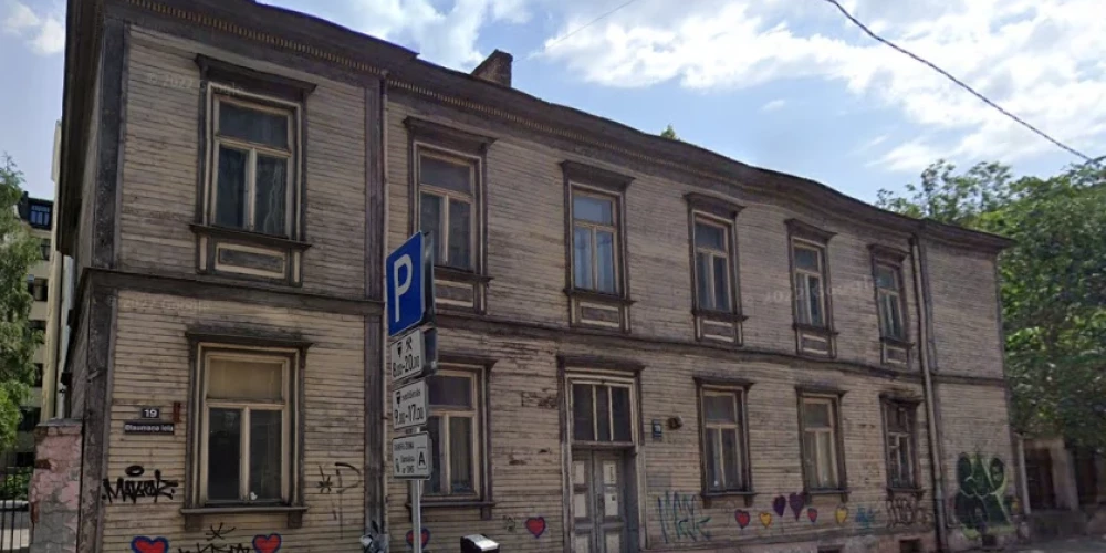 Несколько лет старое деревянное строение стояло бесхозным