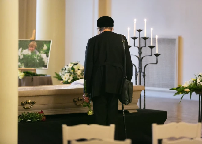 Sestdien, 5. novembrī, Rīgas Latviešu biedrībā notika atvadīšanās no Ineses Birznieces. Bijusī deputāte tiks apglabāta Matīšu kapos.