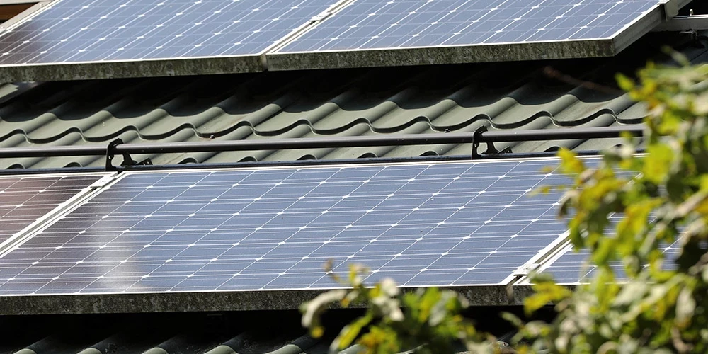 Saules paneļi uz ēkas jumta.