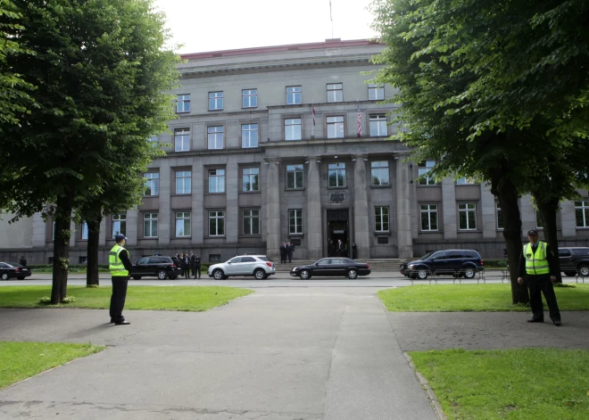 Почему латвийцы сильно не доверяют органам государственной власти?