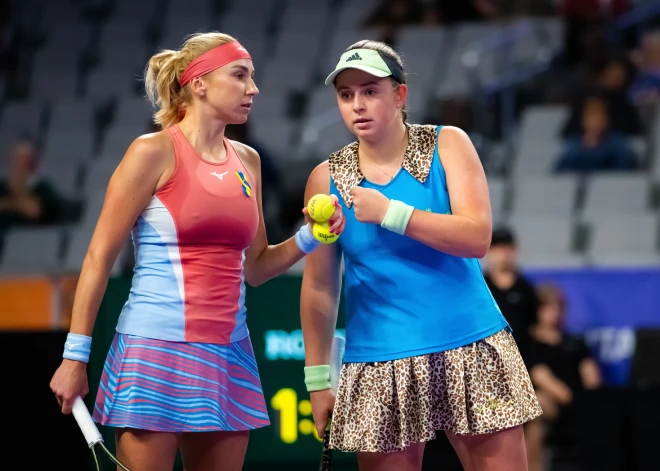 Ostapenko un Kičenoka uzvar trešajā mačā un saglabā cerību iekļūt pusfinālā