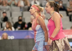Ostapenko un Kičenoka sasniedz pusfinālu WTA finālturnīrā