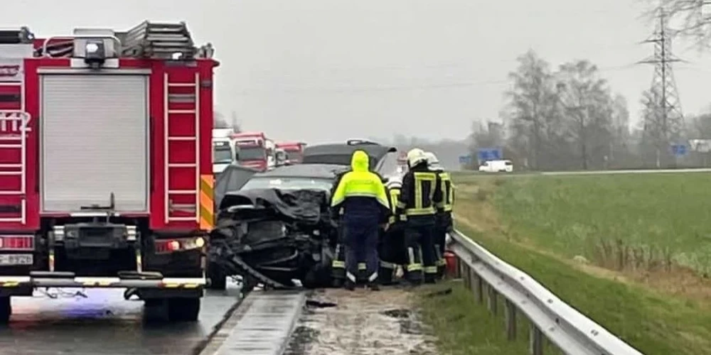 В субботу 5 ноября около 14:00 на 100-м километре Лиепайского шоссе недалеко от Салдуса произошла авария со смертельным исходом.