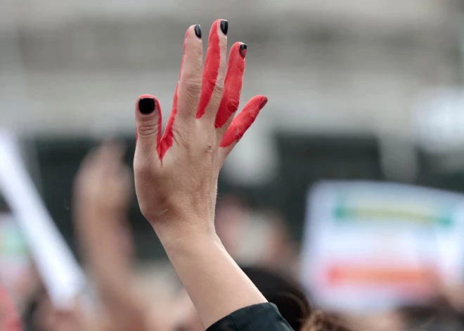 Irānā drošības spēkiem atklājot uguni uz protestētājiem, 35 ievainotie