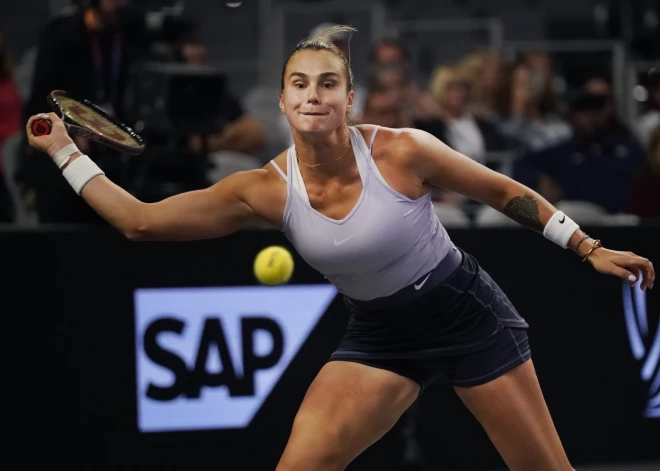 Sabaļenka uzvar Švjonteku un ar Garsiju cīnīsies par WTA noslēguma turnīra trofeju