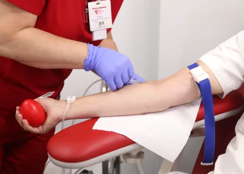 Īpašā kampaņā mēģinās veicināt gados jaunu cilvēku interesi par asins ziedošanu