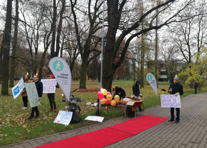 Pikets ar humoru – aktīvisti sagaida brīvostas darbiniekus ar sarkano paklāju, baloniem un šampanieti