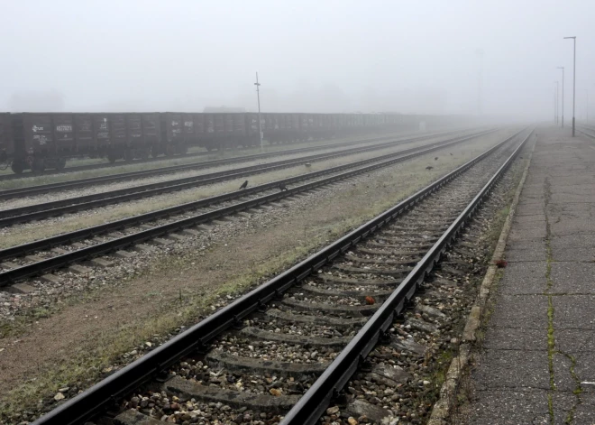 Tumšajā laikā LDz aicina iedzīvotājus būt īpaši piesardzīgiem dzelzceļa sliežu tuvumā 