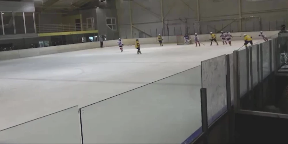 Во время детского хоккейного турнира в Латвии случилось необъяснимое массовое заболевание