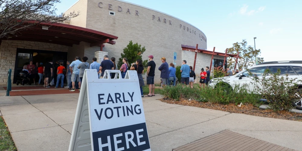 Vēlētāji stāv rindā pie Cedar Park publiskās bibliotēkas, lai nobalsotu vidustermiņa vēlēšanās.