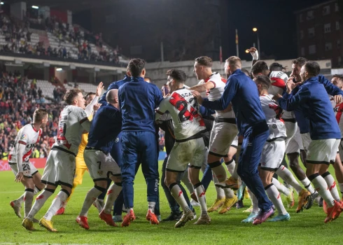 "Rayo Vallecano" futbolisti priecājas par panākumu.