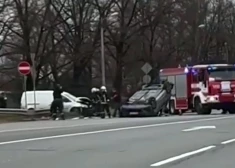 Rīgā notikusi trīs auto avārija, viens no spēkratiem apgāzies uz jumta