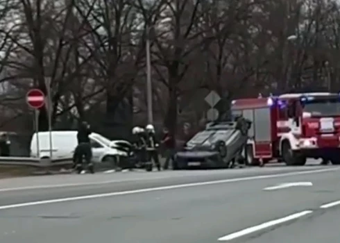 Врачи скорой помощи на месте аварии осмотрели только пассажира автомобиля Peugeot, который перевернулся на крышу. (Фото: скриншот видео)