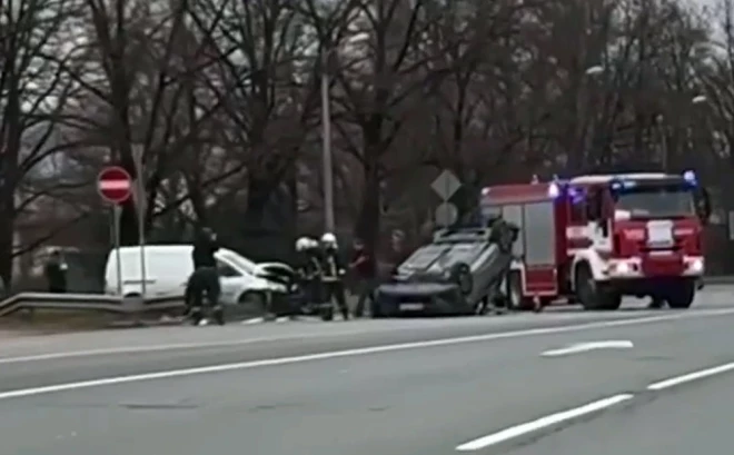 Врачи скорой помощи на месте аварии осмотрели только пассажира автомобиля Peugeot, который перевернулся на крышу. (Фото: скриншот видео)