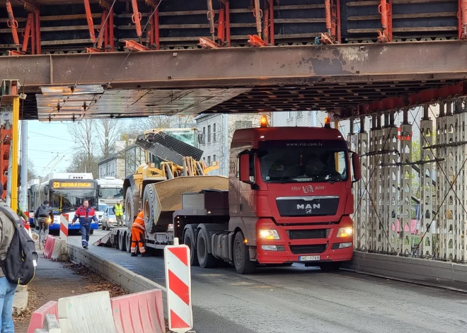 Milzu sastrēgumu Ieriķu ielā izraisa tiltā iestrēdzis traktors. FOTO