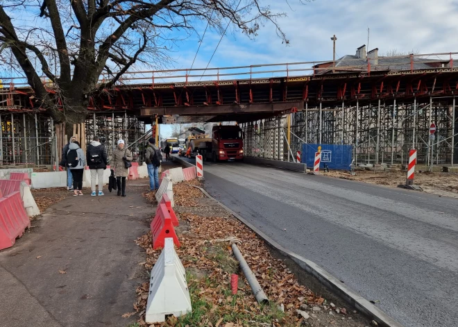 Zem jaunā pārvada Ieriķu ielā, virzienā uz centru bija iesprūdis traktors, kā rezultātā izveidojās pamatīgs sastrēgums, novēroja Jauns.lv.