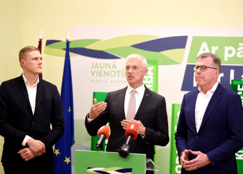 Politiskās trejsavienības (no kreisās: 14. Saeimas deputāti Jānis Dombrava (Nacionālā apvienība), Krišjānis Kariņš (“Jaunā Vienotība”) un Apvienotā saraksta Ministru prezidenta amata kandidāts Uldis Pīlēns) sarunas par jaunās valdības izveidošanu nesokas tik raiti, kā to būtu gribējies.