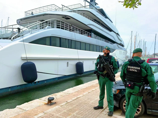 Aprīlī Spānijā, Maljorkā, pēc ASV pieprasījuma arestēja Vekselberga jahtu “Tango”. Tās vērtība lēsta ap 120 miljoniem dolāru.