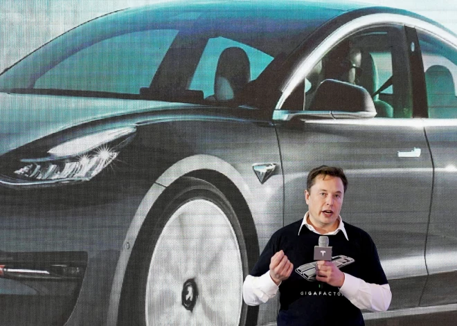 Masks pārdevis "Tesla" akcijas gandrīz četru miljardu dolāru vērtībā