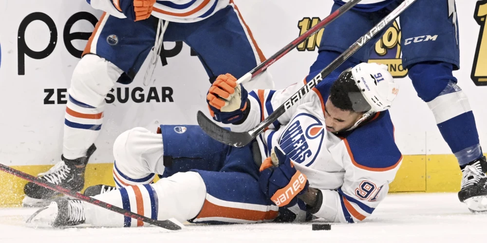 VIDEO: skandāliem apvītais NHL hokejists Evanders Keins gūst šausminošu traumu; bijusī sieva priecājas