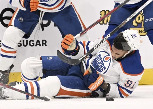 VIDEO: skandāliem apvītais NHL hokejists Evanders Keins gūst šausminošu traumu; bijusī sieva priecājas