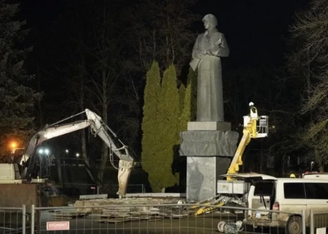 ВИДЕО: во время демонтажа "Алеши" в Резекне полиция дежурит и около "Мары"