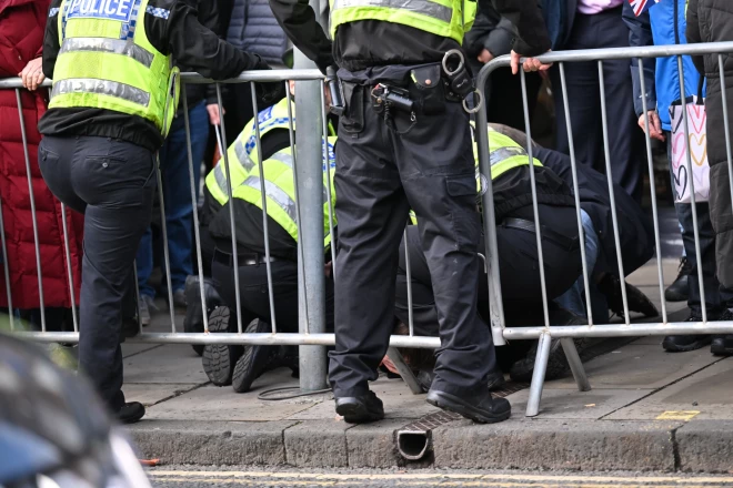 Olu metēju nekavējoties arestēja četri policisti.