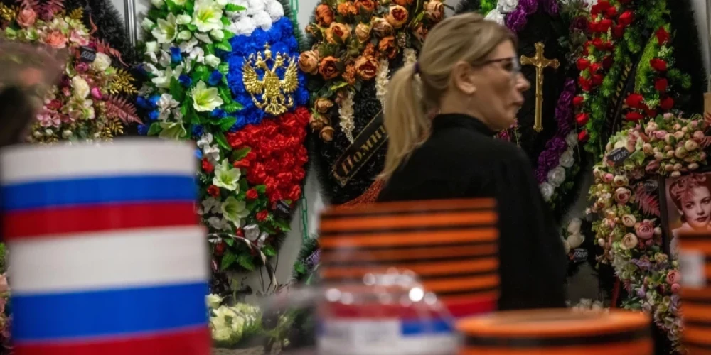 Похоронное бюро из Риги поучаствовало в "шоу мертвецов" в Москве: траурная мода, одевание покойников на скорость, примерка гробов