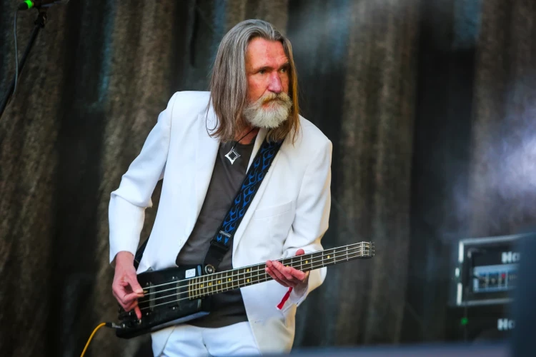 Ingus Baušķenieks gatavojas brangajiem apkures rēķiniem un izpārdod