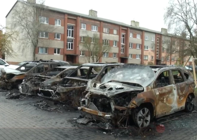 В Дубени сгорели четыре автомобиля: местные жители не верят, что это был несчастный случай