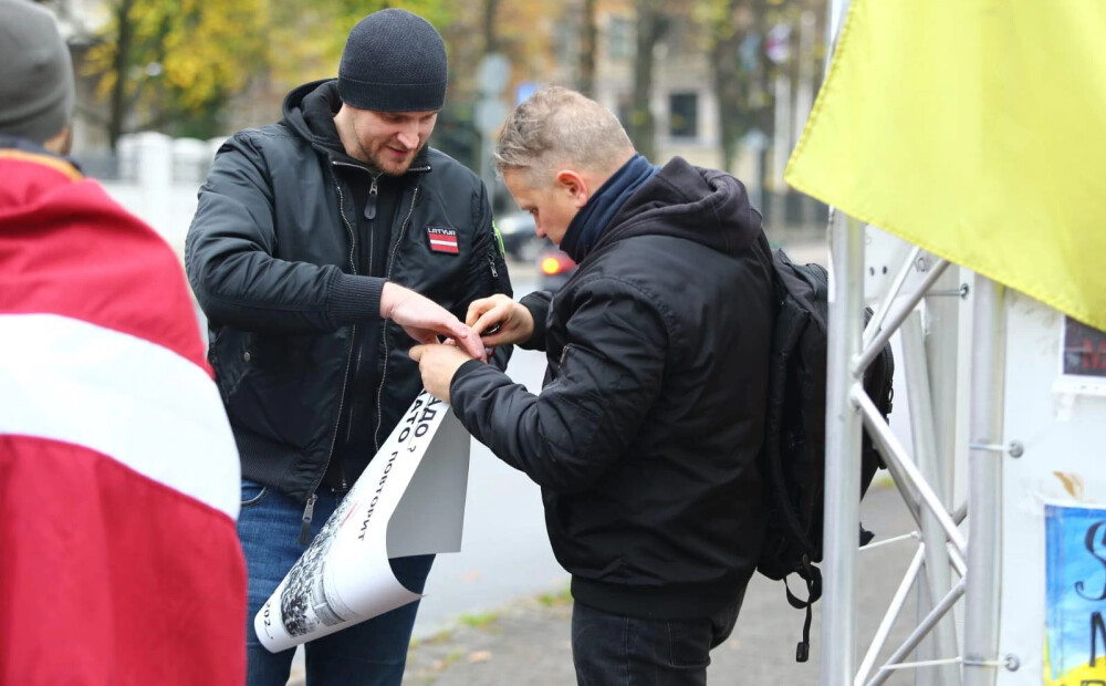 FOTO: cilvēki pie Krievijas vēstniecības aicina tās darbiniekus aizvākties no Latvijas