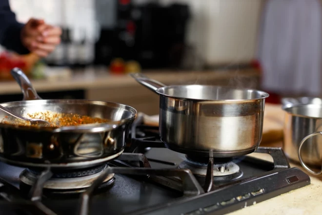 При жарке необходимо очень тщательно разбить весь фарш с помощью лопатки 