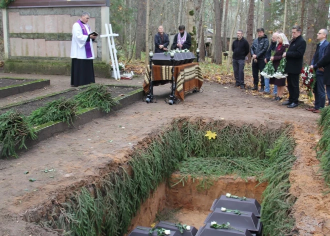 Pieminekļa demontāžas laikā Tukuma novadā atklāj vairāk nekā 50 Sarkanās armijas karavīru apbedījumus