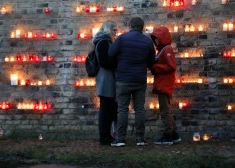 По традиции в День Лачплесиса латвийцы приходят на Набережную 18 ноября у Рижского замка и зажигают свечи.