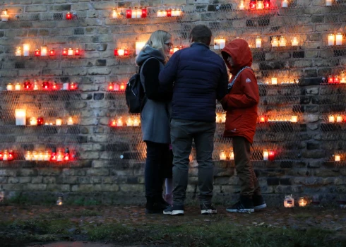 По традиции в День Лачплесиса латвийцы приходят на Набережную 18 ноября у Рижского замка и зажигают свечи.