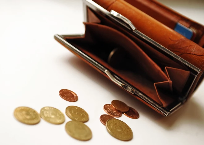 Опрос показал, сколько латвийцев уже получили прибавку к зарплате из-за высокой инфляции