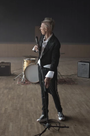 Matīs Pavītols mācījies Liepājas mūzikas skolā, studējis Liepājas pedagoģijas akadēmijā. Muzikālās darbības pirmsākumos kā bundzinieks spēlējis grupā “Tumsa”. Nu Pavītols nomainījis bungas pret ģitāru un izkopis dziedātprasmi pie operdziedātāja un Mūzikas akadēmijas pasniedzēja Krišjāņa Norveļa. Šobrīd aktīvi strādā pie projekta “Līvi – pirmie desmit”.