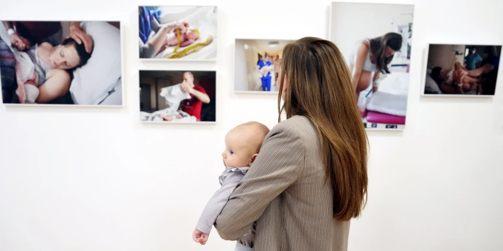 Фотовыставка "Рождение" в Рижском роддоме